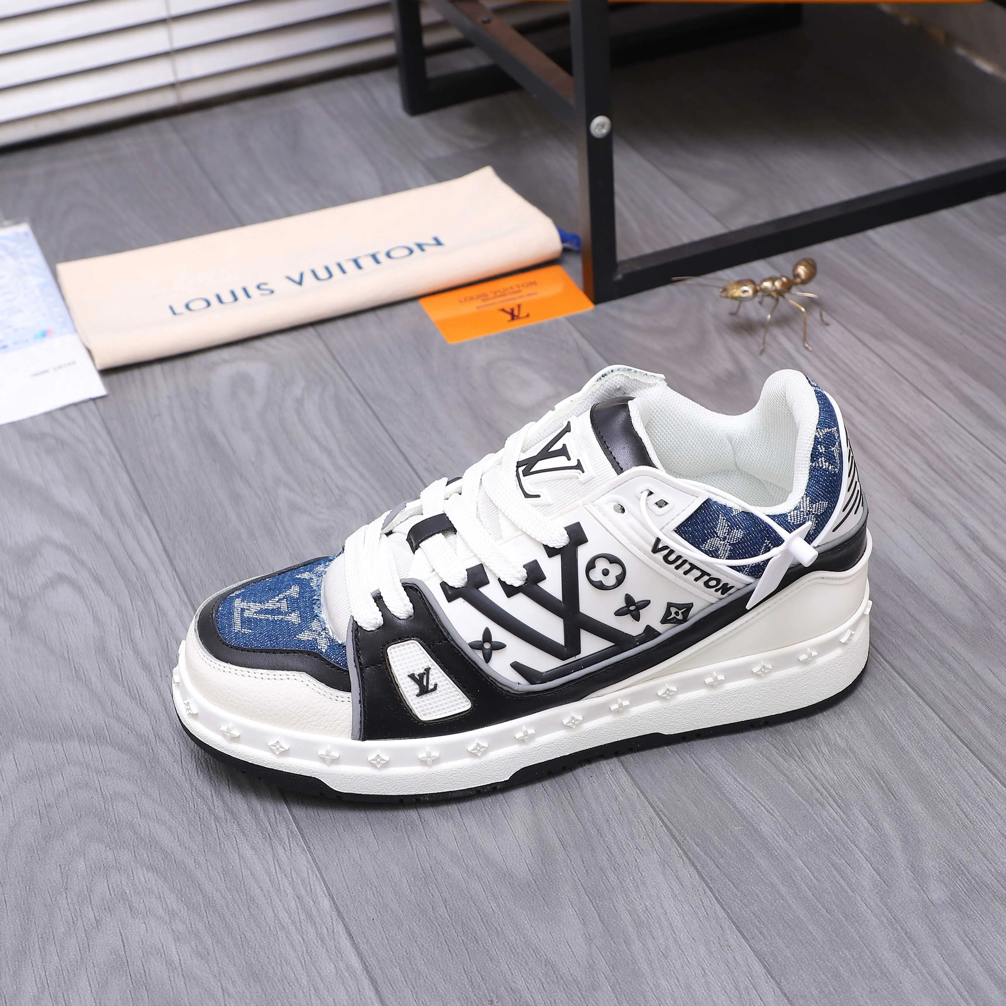Men's shoes 💰p600 Product trademark: LV "Louis Vuitton" casual lace-up men's shoes Regular size: 38-44 Product material: Selected classic denim woven pattern splicing cowhide upper Breathable mesh lining Original rubber outsole